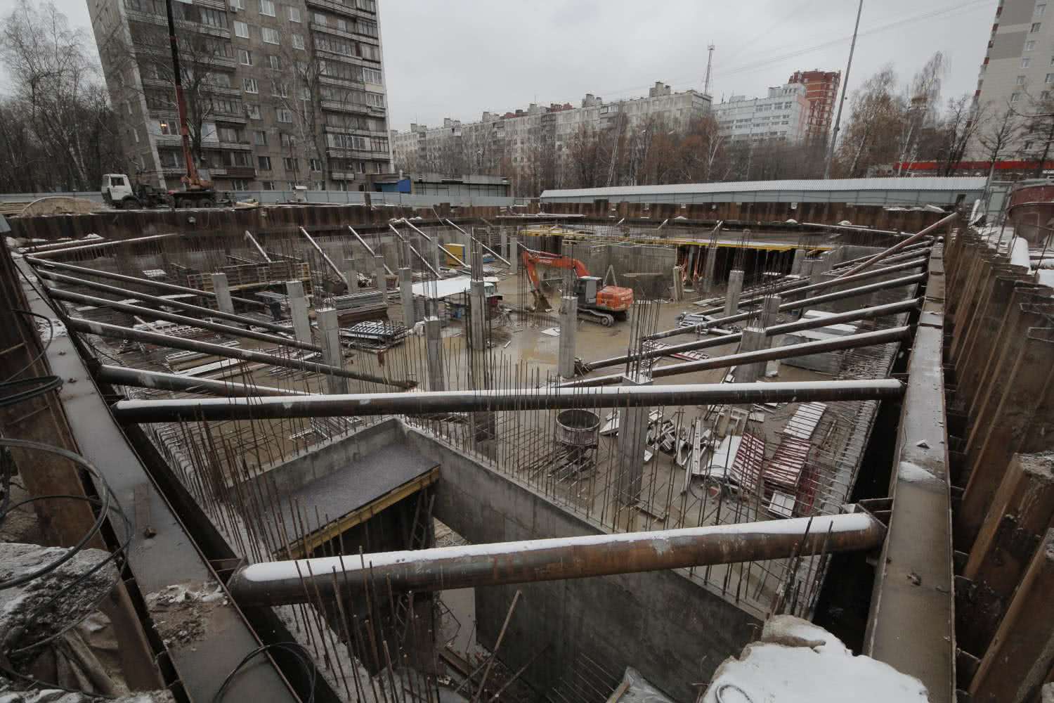 Устройство шпунтового ограждения из шпунта Ларсена методом вибропогружения на объекте строительства административного здания в г. Ярославле, ул. Байкальская, 42.